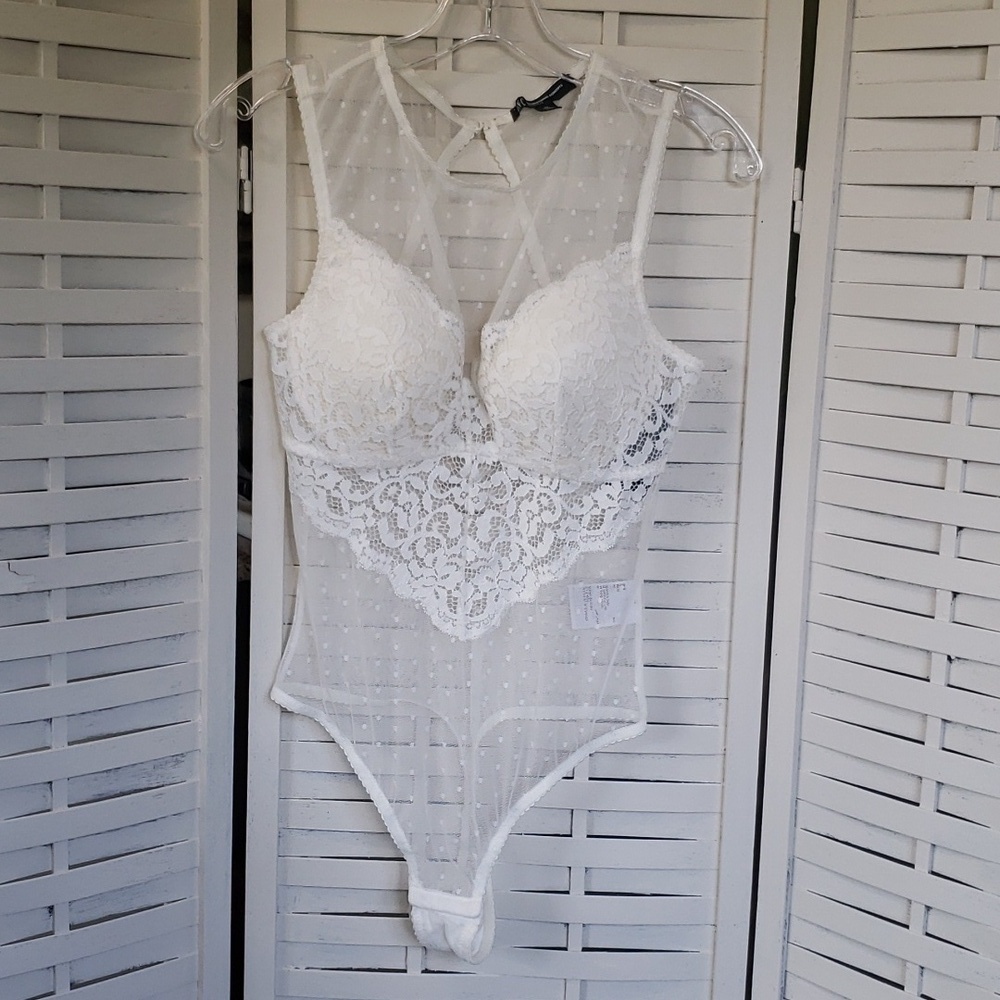 INC of white lace padded bra bodysuit M